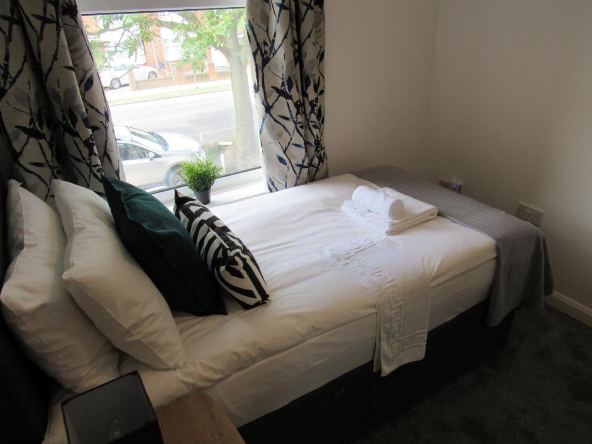 The Cambridge Suites - Tas Accommodations Экстерьер фото