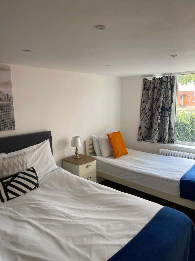 The Cambridge Suites - Tas Accommodations Экстерьер фото